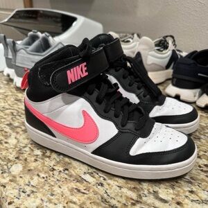 Girls Nike court borough mid 2 size 4.5Y